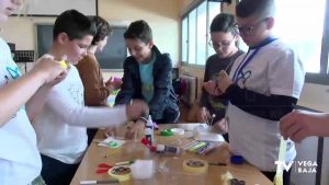 Los niños almoradidenses recrean la ciudad del futuro con materiales reciclados