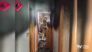 Los bomberos sofocan un aparatoso incendio en un cuarto piso de Torrevieja