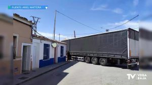 Atrapado un tráiler en la calle Santa Águeda de Catral