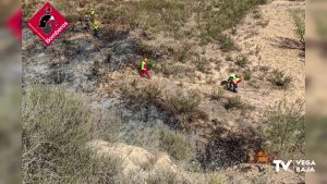 Un incendio en el Camino de Las Violantas de Albatera moviliza medios aéreos