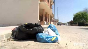 Las bolsas basura se acumulan en las calles de Catral