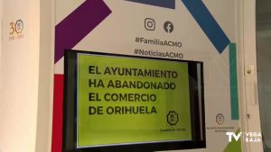 La Asociación de Comerciantes del Municipio de Orihuela cubre con pancartas los escaparates