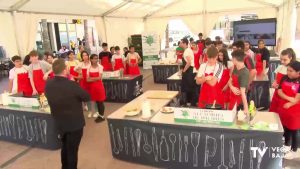 Los jóvenes dolorenses cocinan en un taller de alimentación saludable basado en la alcachofa
