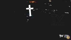 La Asociación de Policía Local Virgen de Monserrate ilumina la Cruz de la Muela
