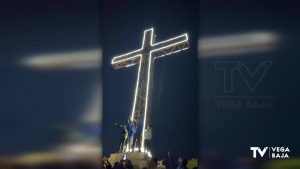La Cruz de la Muela ya ilumina la Vega Baja