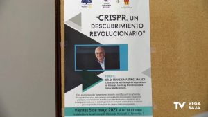 El padre de la técnica CRISPR acerca la ciencia a estudiantes de la Vega Baja en Almoradí