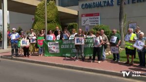 Una "performance" a las puertas del Hospital de Torrevieja para protestar por falta de camas