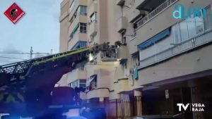 El desprendimiento de fachada de un edificio de Torrevieja moviliza tres dotaciones de bomberos