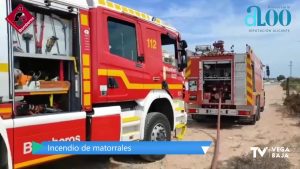 Arden matorrales y escombros en un terreno próximo a la AP-7, a la altura de Orihuela Costa