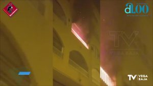 15 personas desalojadas y dos intoxicados por inhalación de humo en un incendio de Torrevieja