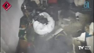 Asistidas ocho personas por inhalación de humo en el incendio de un garaje en Torrevieja