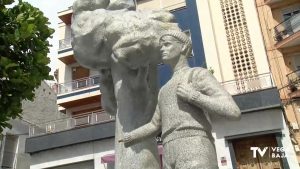 El monumento dedicado al montañero de Callosa de Segura se queda sin mano ni bastón