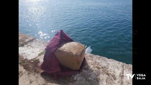 Un surfista encuentra un fardo de droga frente a la costa torrevejense