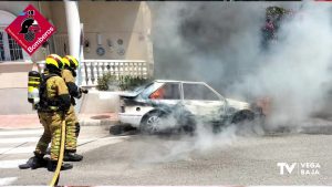 Los bomberos intervienen en el incendio de un vehículo a las puertas de una vivienda de Torrevieja