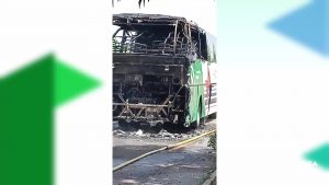 Evacúan un autobús escolar al incendiarse donde viajaban 21 alumnos en Orihuela