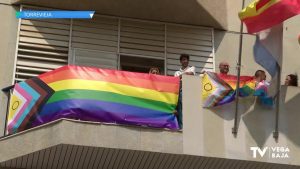 Los ayuntamientos de la Vega Baja despliegan la bandera arcoiris con motivo del Orgullo LGTBI
