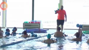 El desarrollo físico, psíquico y social se practica en verano con los cursos de natación