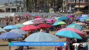 La ordenanza municipal prohíbe dejar sombrillas plantadas en la playa para guardar sitio