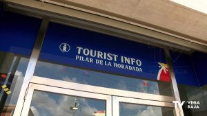Las oficinas de turismo de Torrevieja y Pilar de la Horadada refuerzan su atención en verano
