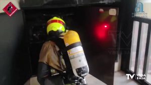 Dos personas intoxicadas por humo tras arder el cuadro de contadores de un edificio en La Zenia