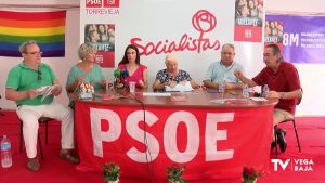 Militantes socialistas de la Vega Baja, junto a Antonia Moreno, muestran su apoyo a Pedro Sánchez