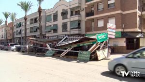 Un vehículo impacta contra una terraza en Catral y deja dos heridos