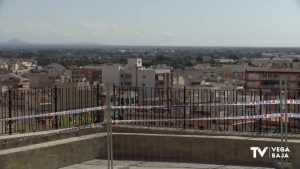 Uno de los muros de la plaza de la ermita de San Roque de Callosa de Segura sufre desprendimientos