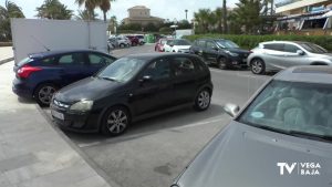 La odisea de aparcar en verano en los municipios costeros