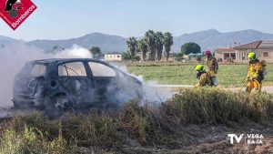 Un incendio deja un coche completamente calcinado en Cox