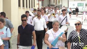 Sigue el ambiente festivo en Bigastro con pasacalles y mascletá