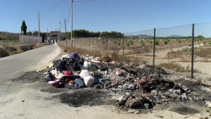 La basura invade un barrio oriolano desde hace años