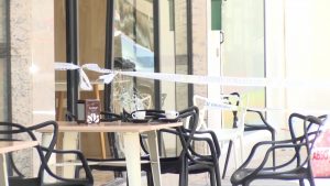 Un vehículo choca contra una cafetería y atropella a una clienta en Orihuela