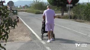 Una familia oriolana reclama una parada de autobús cercana para su hijo con diversidad funcional