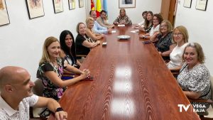La consellera de Servicios Sociales, Igualdad y Vivienda se reúne con cinco ONGs torrevejenses