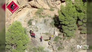 Los bomberos rescatan a una niña de 12 años tras sufrir una caída de cinco metros en el barranco de Sanes