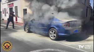 Se incendia un vehículo en la Avenida Príncipe de España de Almoradí