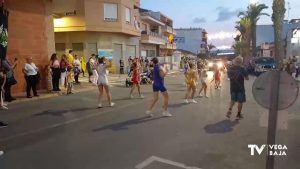 El desfile de carrozas llena de color las calles de Los Montesinos