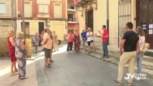 Los vecinos de la Vega Baja participan en una ruta turística sobre la historia y curiosidades de la Semana Santa de Orihuela