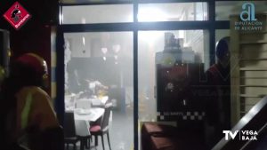 Se incendia de madrugada un local en Orihuela Costa
