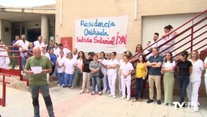 Trabajadores de la Residencia PMD de Orihuela se concentran para exigir mejoras salariales