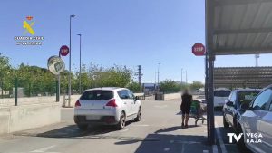 La Guardia Civil detiene a un hombre que había robado a clientes de supermercados de Almoradí y Callosa de Segura