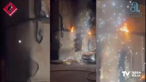 Peligro en el incendio de una vivienda de Callosa de Segura: el fuego alcanza el cableado eléctrico