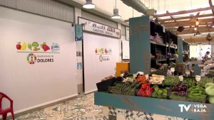 El Mercado de Abastos de Dolores mejora su imagen con nuevos cerramientos de los puestos