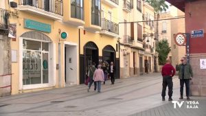 El centro de Orihuela se queda vacío de comercios con carteles de «se alquila» o «se vende» en los escaparates