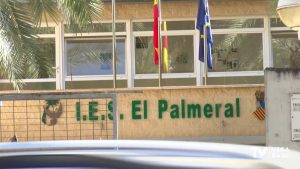 Madres y padres del alumnado del IES El Palmeral de Orihuela piden la dimisión del director