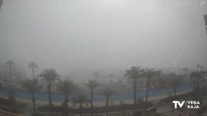 La niebla sorprende en mitad de una mañana soleada