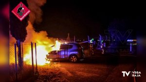 Una madre y su hija logran salir de un coche antes de que comenzara a arder en La Murada