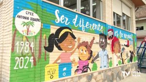 El CPEE Antonio Sequeros de Orihuela estrena un mural con motivo de su 40 aniversario
