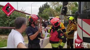 Los bomberos llevan a cabo un simulacro de incendio en el Hospital Vega Baja
