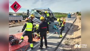 Los bomberos excarcelan a un conductor atrapado en un camión tras sufrir un accidente en la CV-870